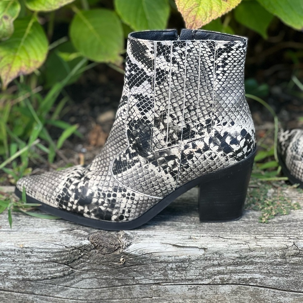 BLONDO VELLA BOOTIE (B7120) Size 9.5 - Picture 6 of 8